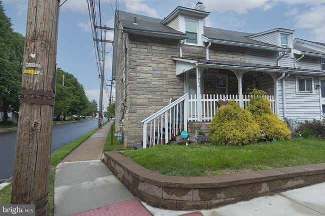 Building Photo - 957 W 6th St