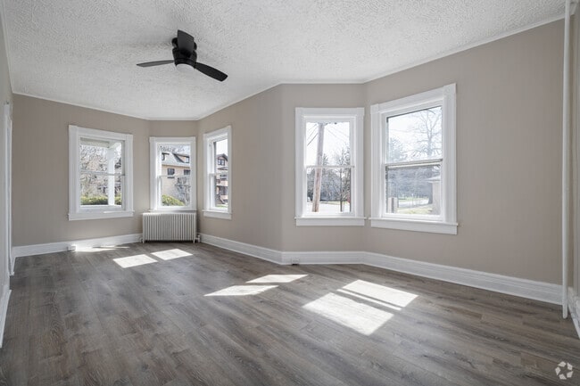 3BR, 1BA - 1,050SF - Living Room - 117-119 S Hamilton St
