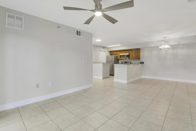 Photo - 171 SW Palm Dr Unit 105
