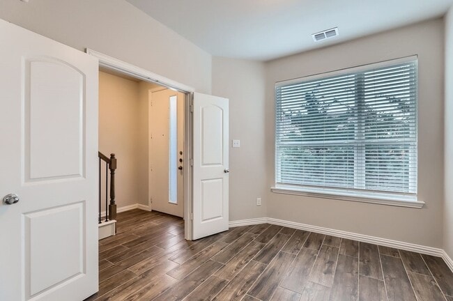 Photo - 301 E Lamar St