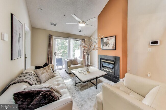 Photo - 10021 Vanderbilt Cir Unit 14