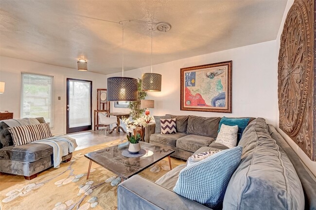 Building Photo - 6018 Berendo St Unit A