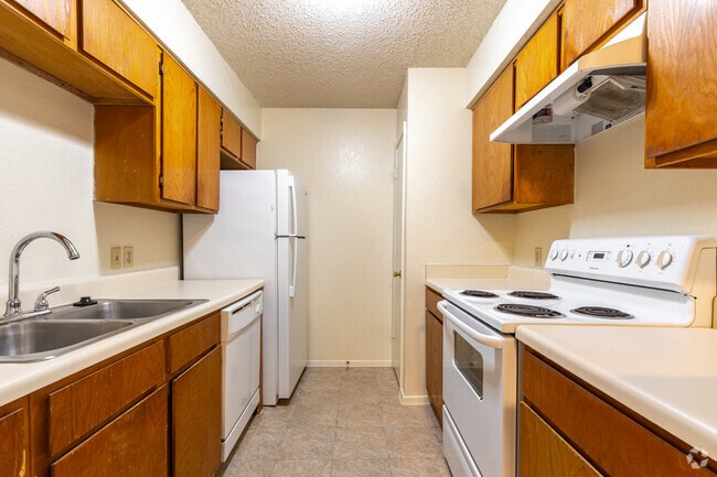 1BR, 1BA - 625SF - Kitchen - Inwood Place