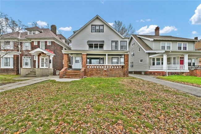 Building Photo - 3234 Euclid Heights Blvd Unit Upper