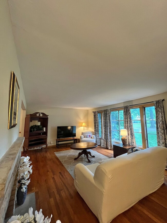 Building Photo - 15548 Brewster Rd Unit ID1057690P