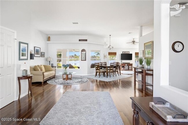 Photo - 935 Southlakes Way SW