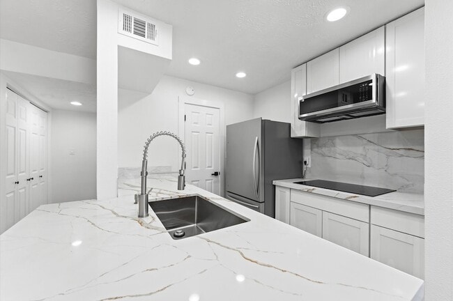 Photo - 17331 Red Oak Dr Unit 14