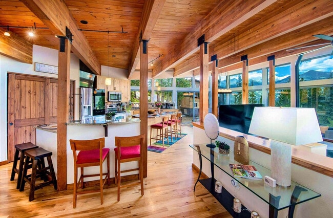 Building Photo - 1396 Forest Hills Dr Unit ID1301396P