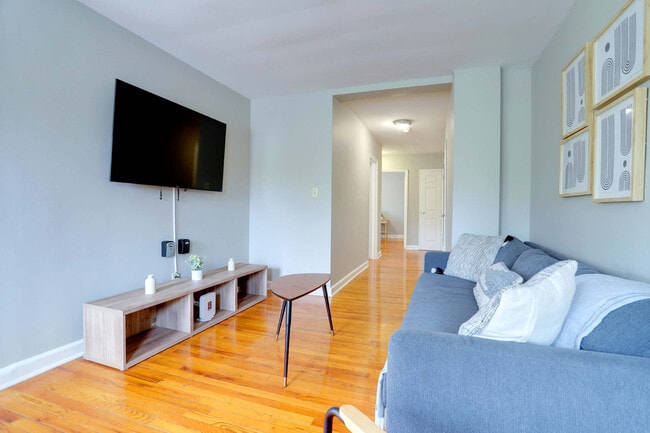 Building Photo - 1420 W Abingdon Dr Unit FL3-ID1035599P