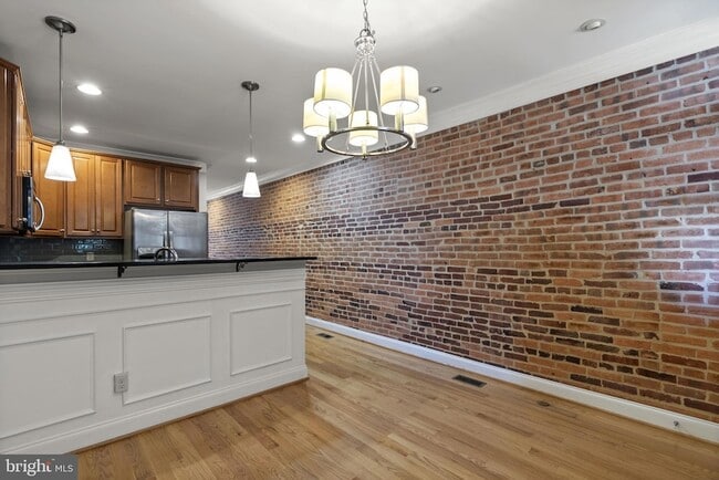 Photo - 3215 Fleet St