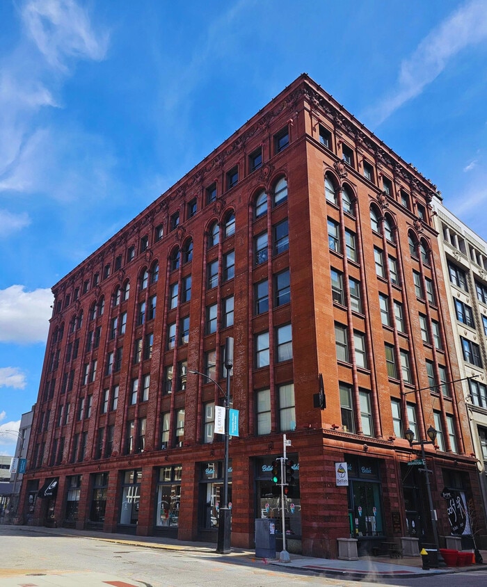 Bee Hat - Exterior - Bee Hat B1