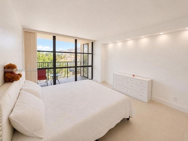 Photo - 1000 Parkview Dr Unit 415