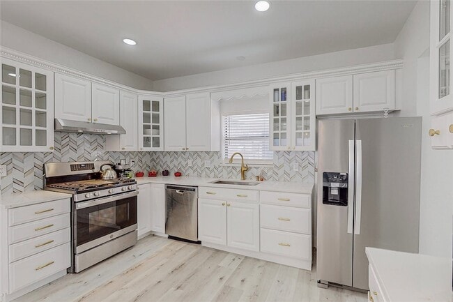 Building Photo - 829 Lake Bluff Dr