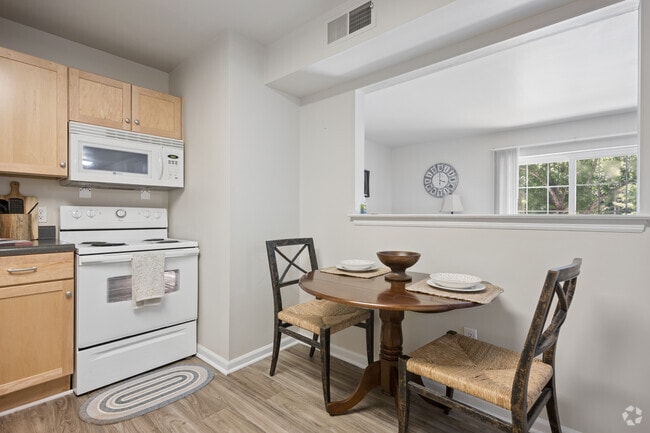2BR, 1BA - 850SF - Dining Room - Salem Wood Apartments