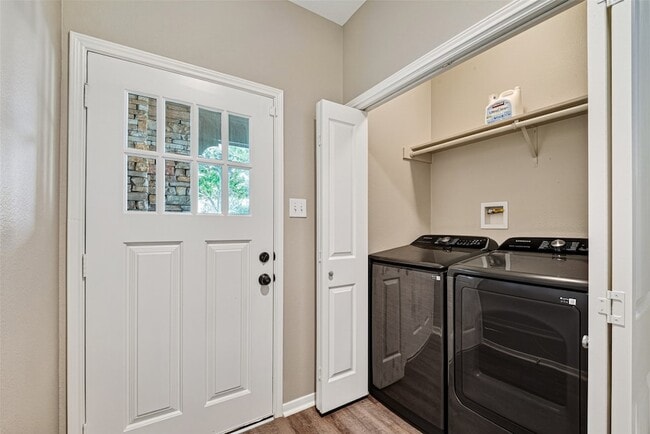 Photo - 77 Woodlily Pl