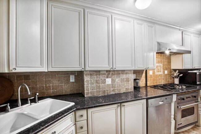Photo - 306 E 52nd St Unit SI ID1541919P