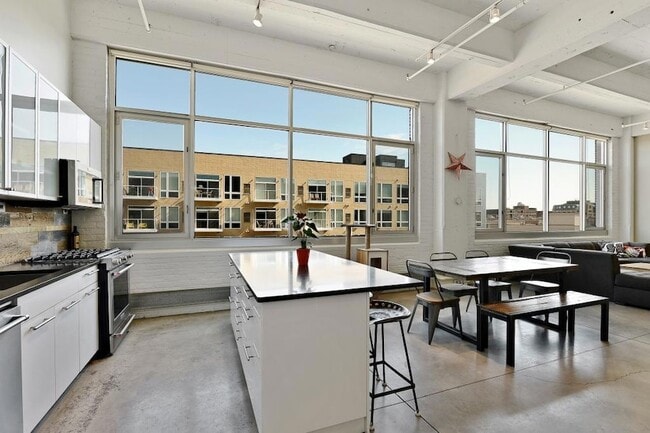 Building Photo - 700 N Washington Ave