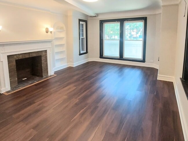 Photo - 4835 Lee St Unit 1