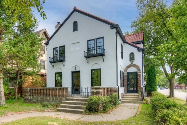 Building Photo - 2056 Summit Ave