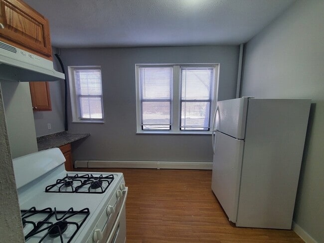 Building Photo - 10 Abbotsford St Unit 3
