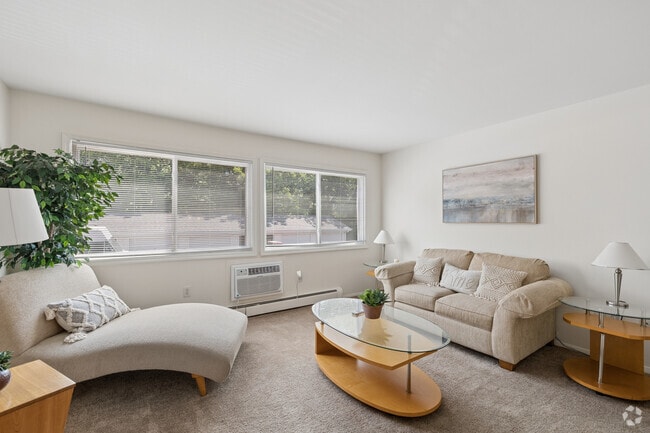 1BR, 1BA - 675SF - Living Room - Pine Ridge
