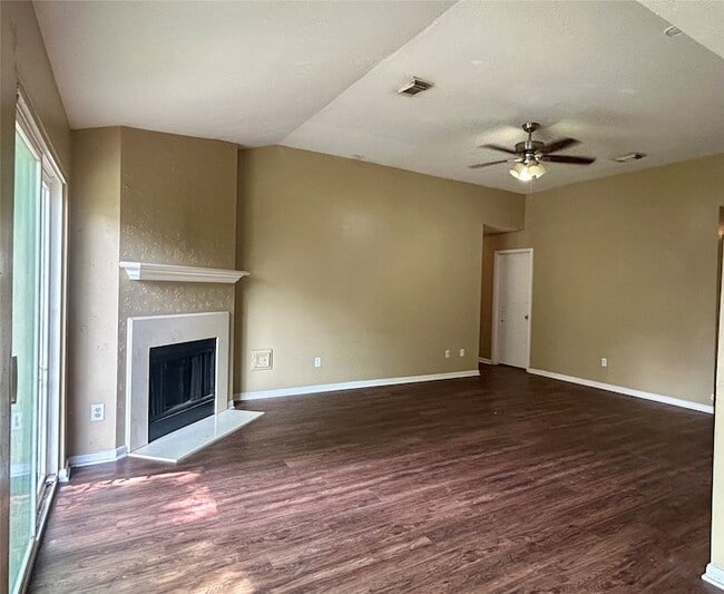 Photo - 28811 Stapleford St