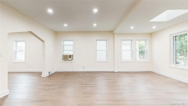 Photo - 71-32 Loubet St