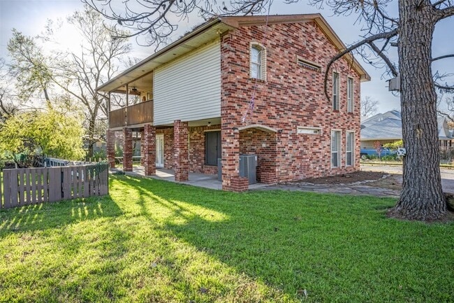 Building Photo - 812 Driftwood Dr
