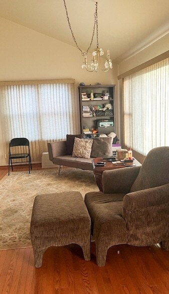 Photo - 647 N May St