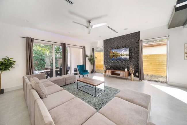 Photo - 1621 NE 4th Pl Unit ID1369643P