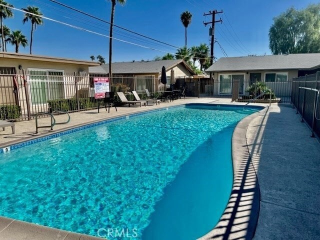 Building Photo - 685 E Vista Chino Unit A