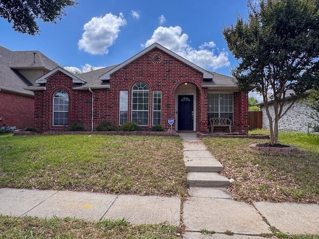Photo - 2201 Silverthorn Ln