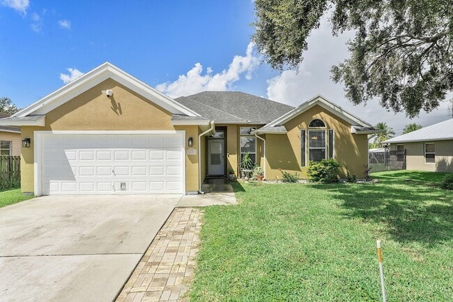 Building Photo - 1622 SW Realty St