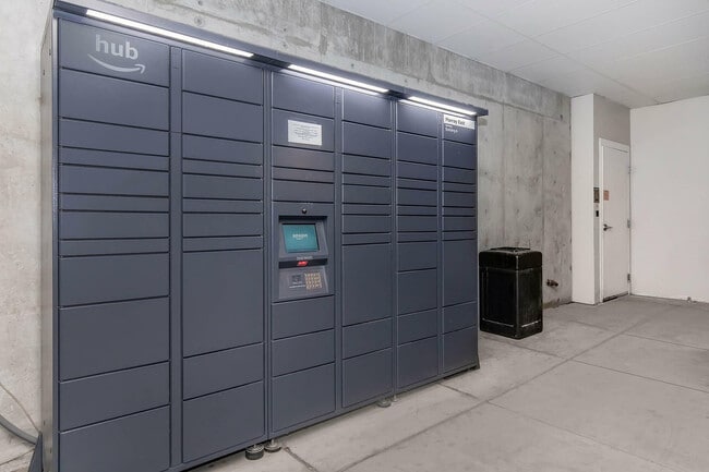 Amazon Lockers - Seasons at Murray Crossing