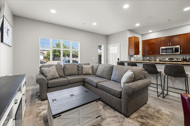 Building Photo - 502 S 15th St Unit ID1308960P