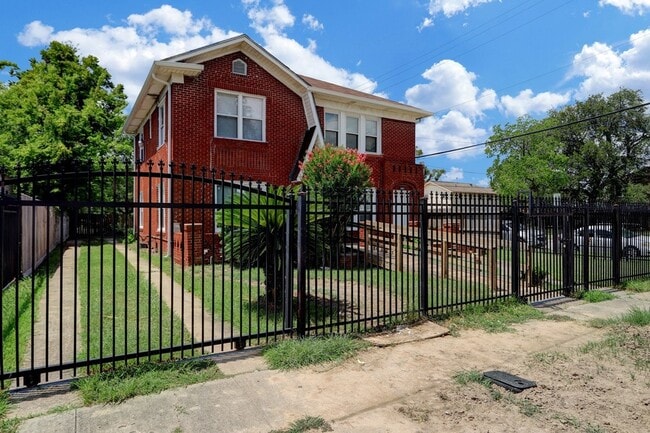 Photo - 3002 Isabella St