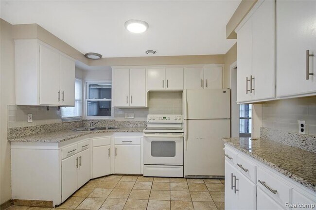 Photo - 22170 Harding St