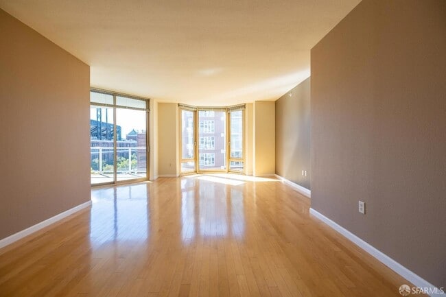 Building Photo - 88 King St Unit 606