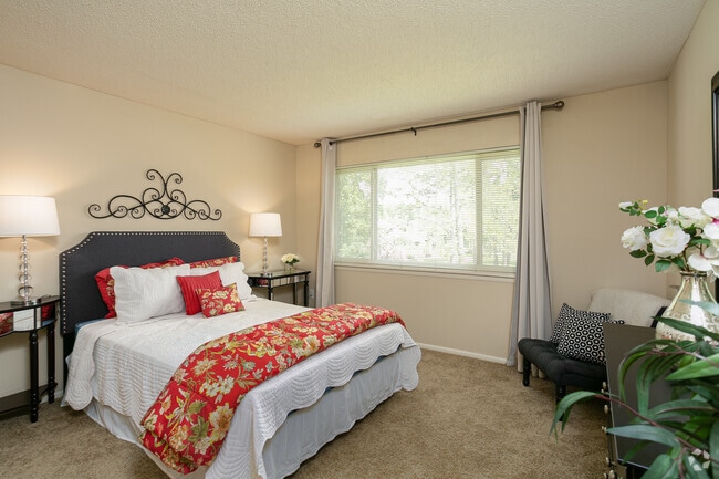 2BR-2BA_1,142sf Master - Woodlake Park Apartments