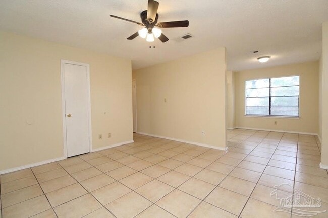 Photo - 405 Cornwall Cir