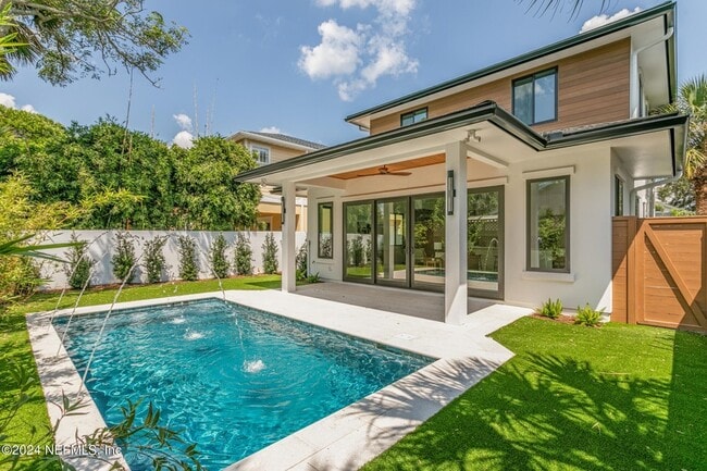 Photo - 207 Lora St