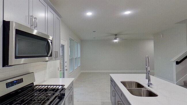 Photo - 415 Magellan Rd