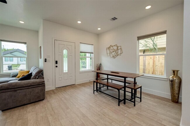 Photo - 5122 Southwind St Unit A