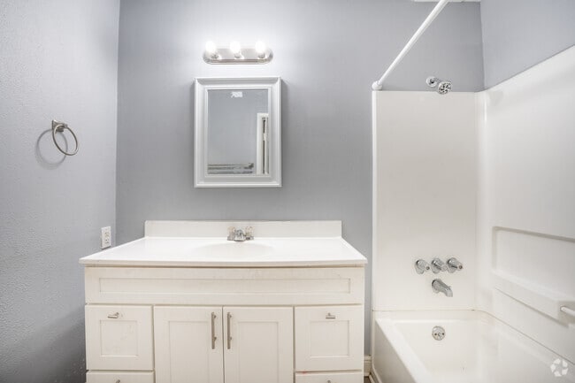 1BR, 1BA - 470SF - Bathroom - Uptown Apartments