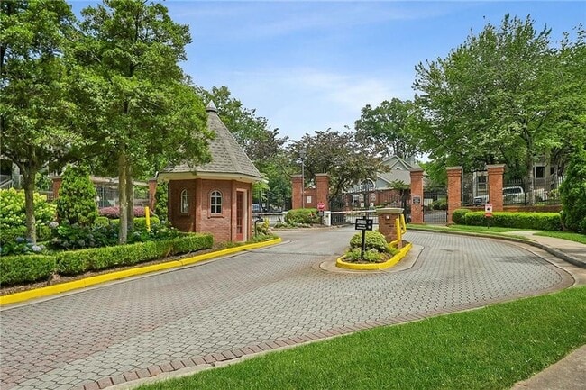 Photo - 404 McGill Pl NE