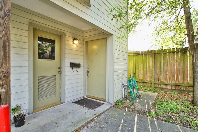 Building Photo - 1817.5 Sul Ross St Unit Grg Apt