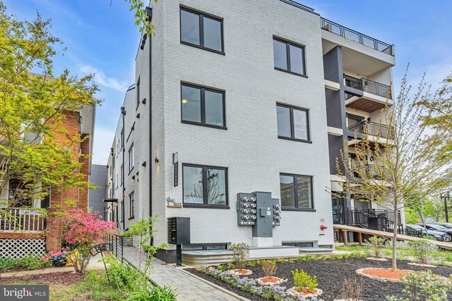 Building Photo - 1103 Fern St NW Unit 302