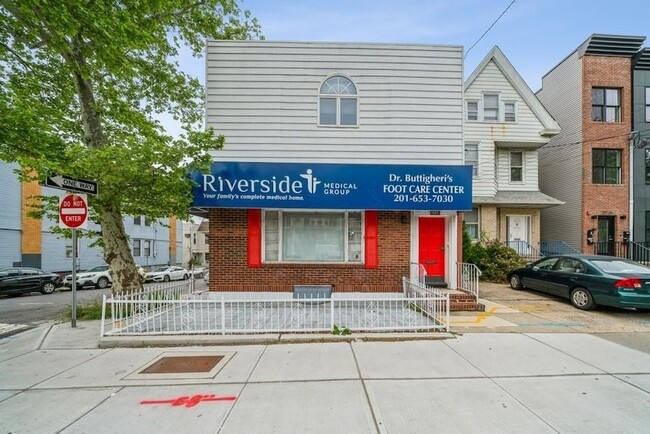 Building Photo - 2761 John F. Kennedy Blvd