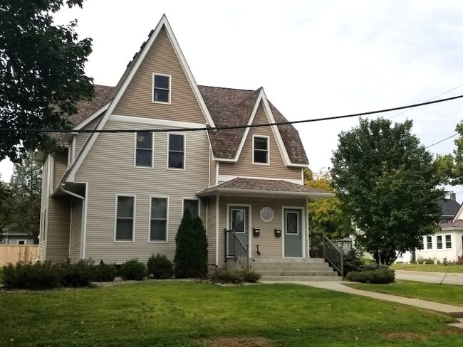 Building Photo - 1045 Marquette St Unit 2