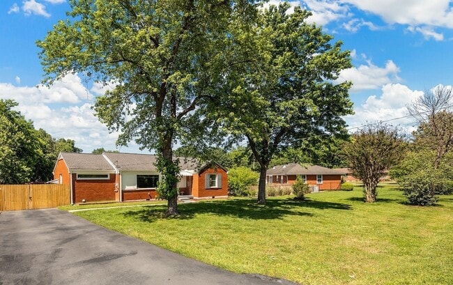 Building Photo - 2118 Crystal Dr